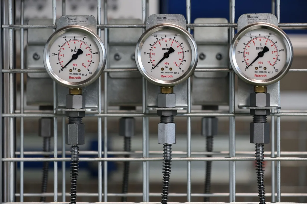 Drei Manometer nebeneinander an einer Industrieanlage