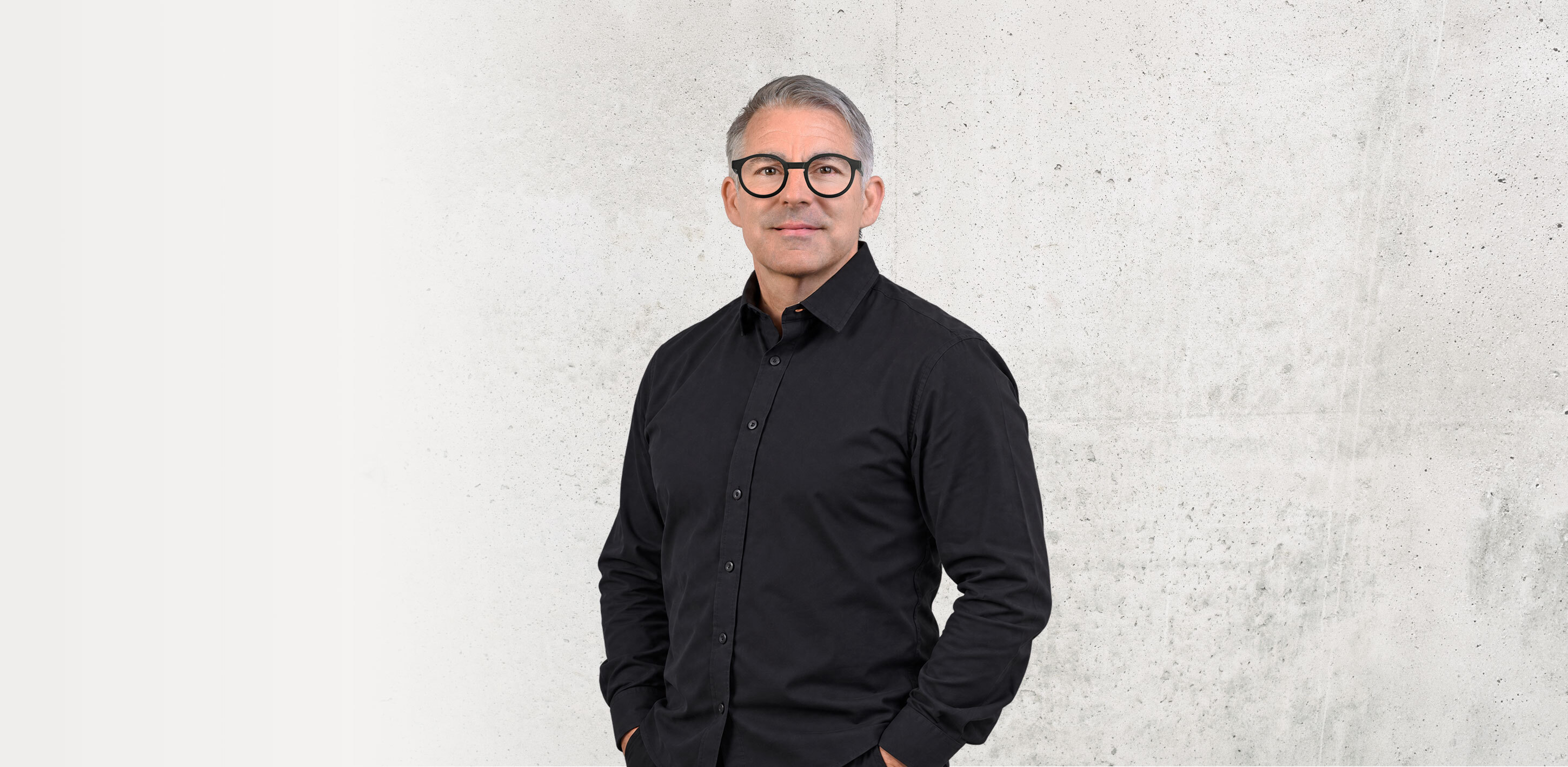 René Häfliger vor einer Betonwand