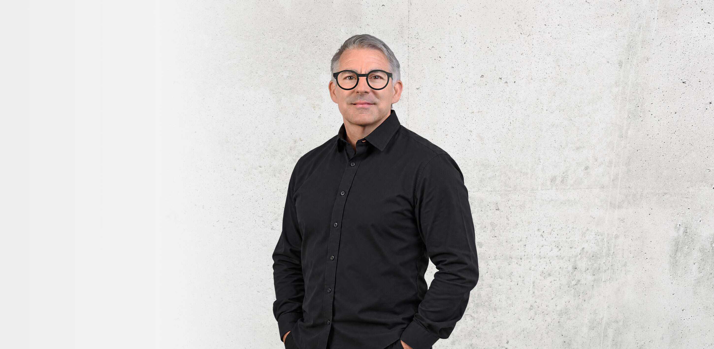 René Häfliger vor einer Betonwand